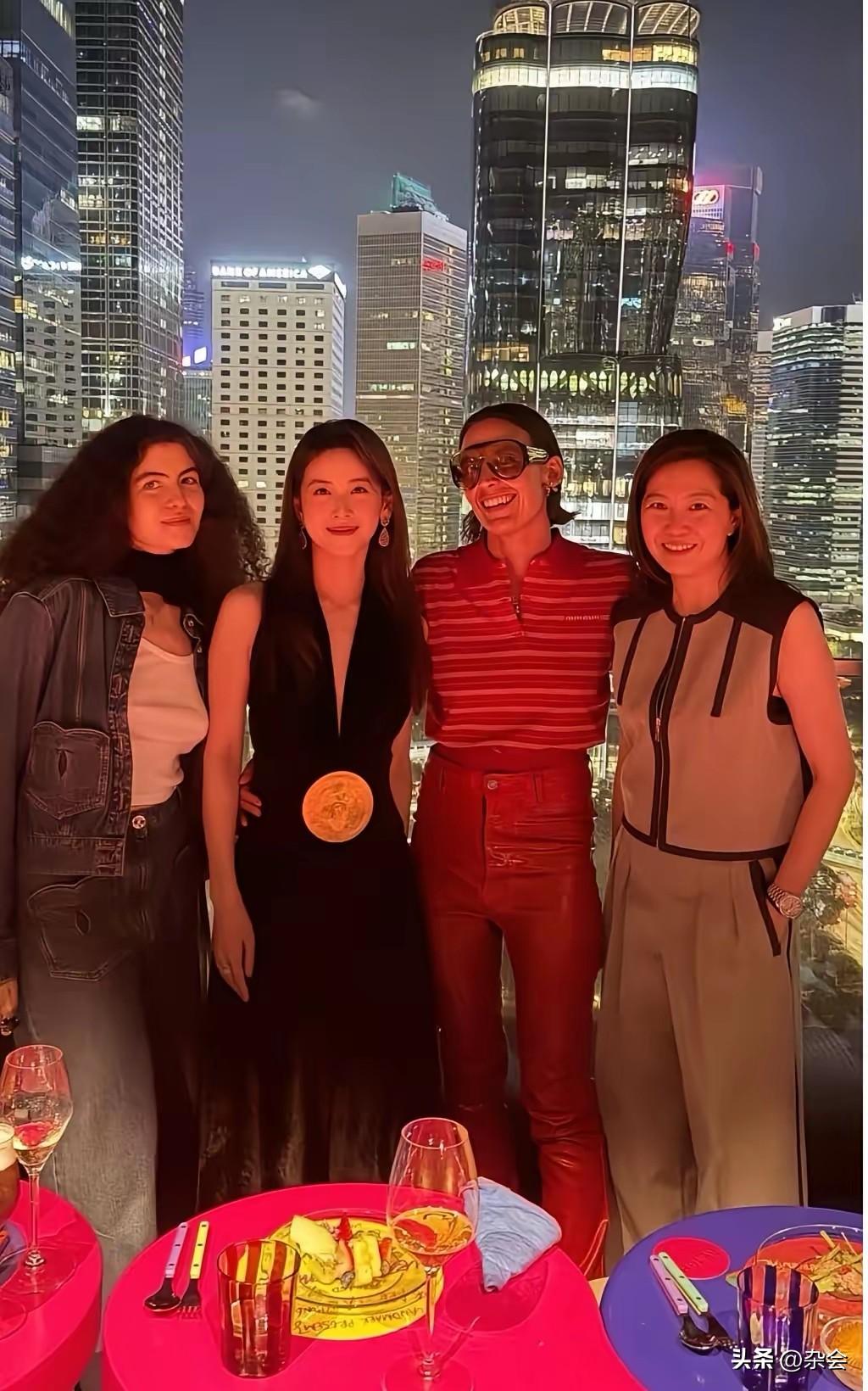 香港巴塞尔艺术展，章泽天又是常客。从与华美银行CEO合影时的女强人范儿，到晚宴一