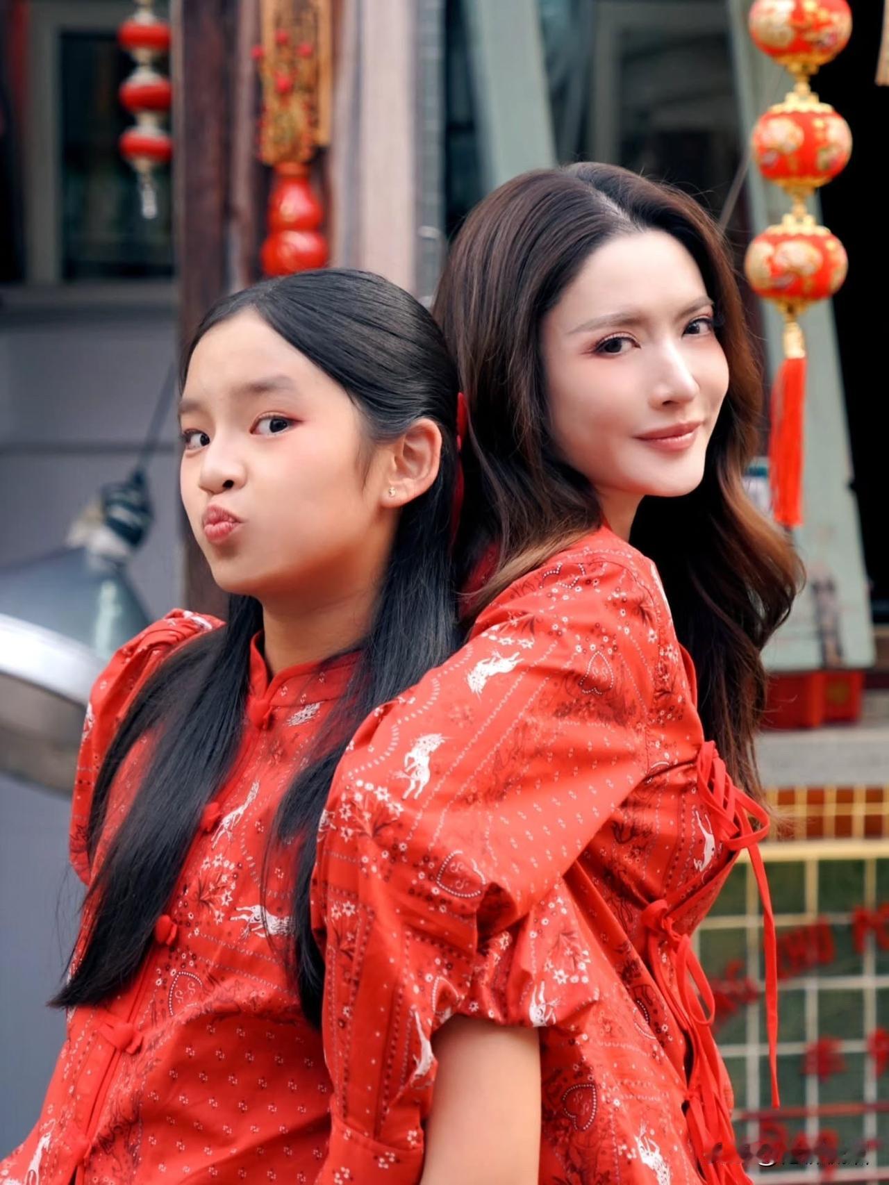 来自Aff与女儿新年妹的新春祝福：身体健康, 财源滚滚，每天都开心满满！🧧😍