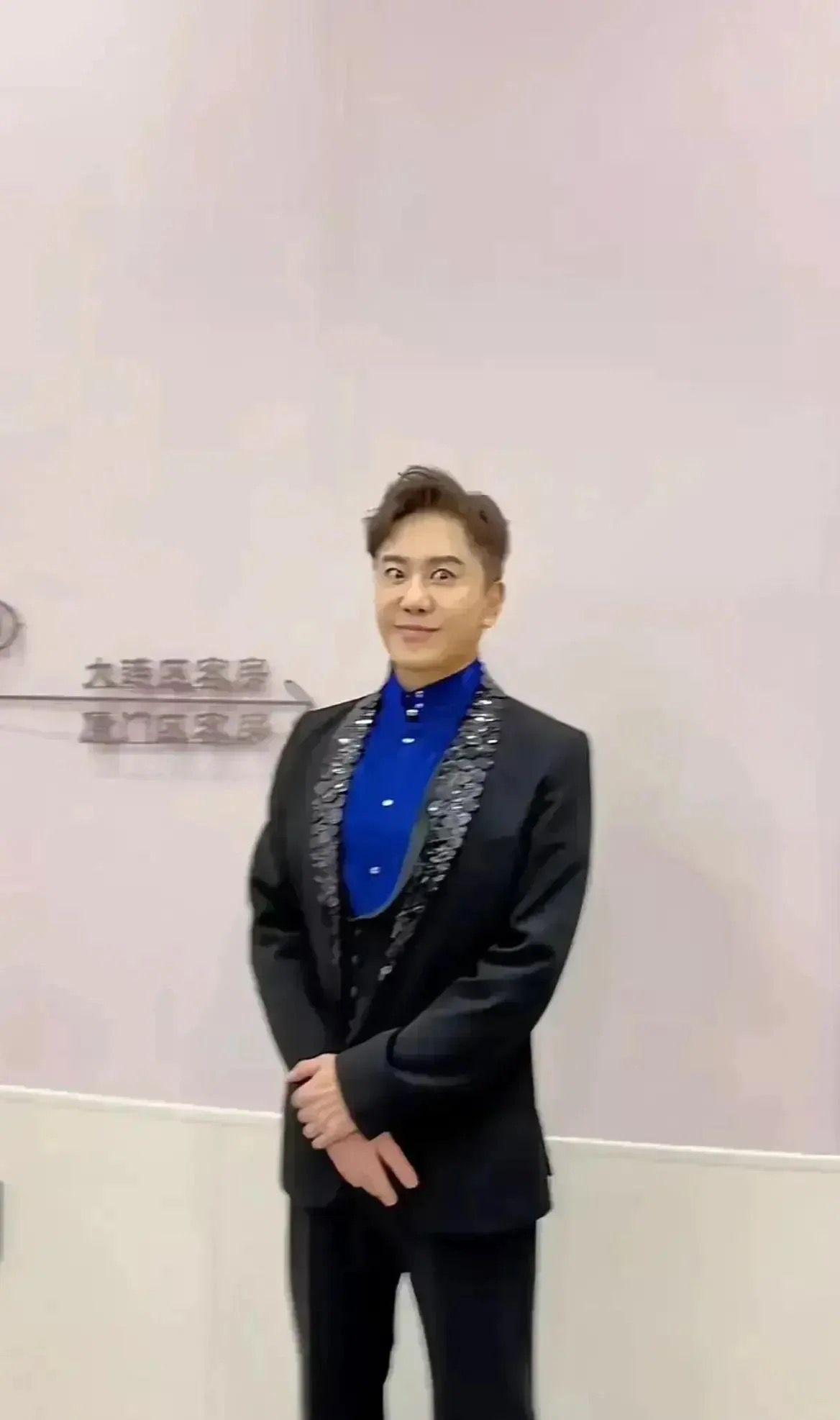 当初是无数女人梦中情男的毛宁，现如今竟然也去整容了，不过现在的他总给人一种很怪异
