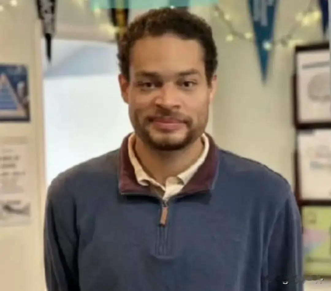 当地时间4月25日晚间，华盛顿希尔顿酒店的白宫记者协会晚宴，本该是政客和媒体打交