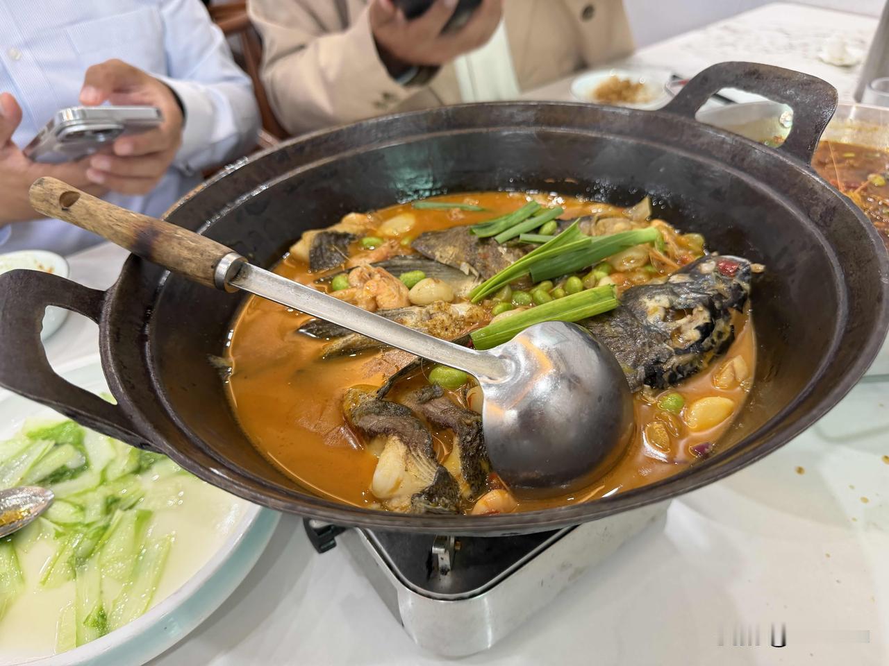 德清随便找的一家当地餐厅，5点多就已经坐无虚席，船鱼汤饭和雨籽鱼泡很好吃。