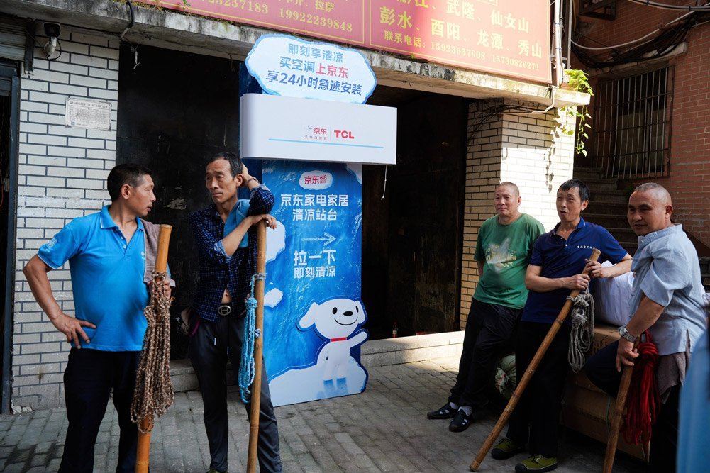 京东一夜之间给城市降温城市的温柔从来都藏在细碎小事里，比起宏大的口号，这种摆在街