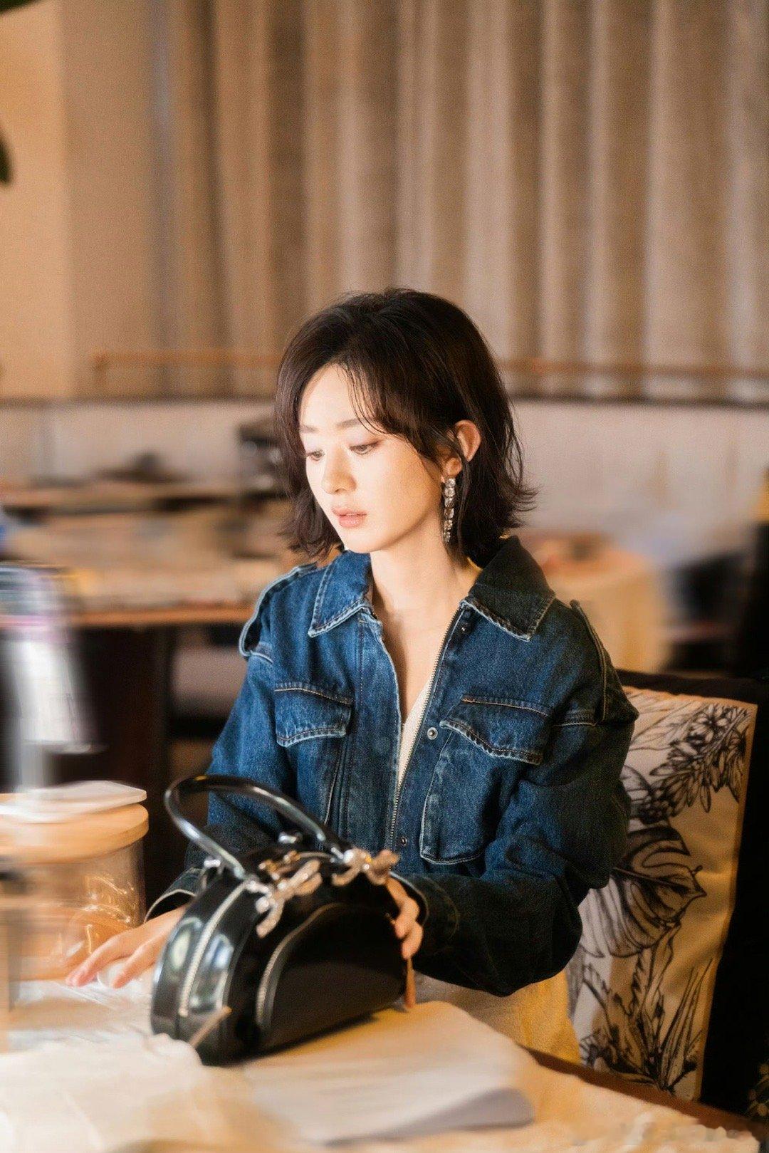 #赵丽颖下午随拍##赵丽颖午后侧拍#赵丽颖一个寻常的下午，好美呀姐姐，[太开心]