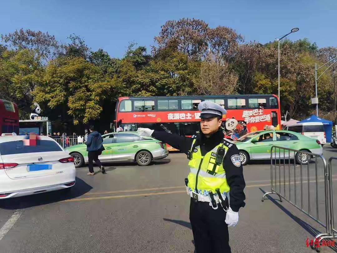 标题：除夕凌晨的坚守：马亮第17个“站在路口的新年”

农历除夕，是中华民族最重