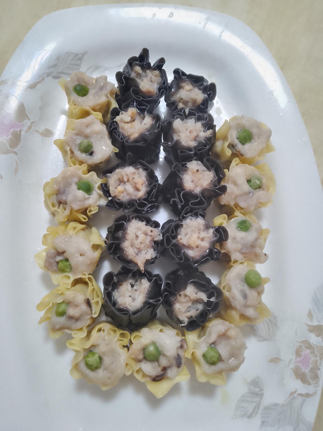 今天介绍的广州美食：烧买，看看在超市里冰柜的预制烧买，有陶陶居酒家的黑松露烧买，