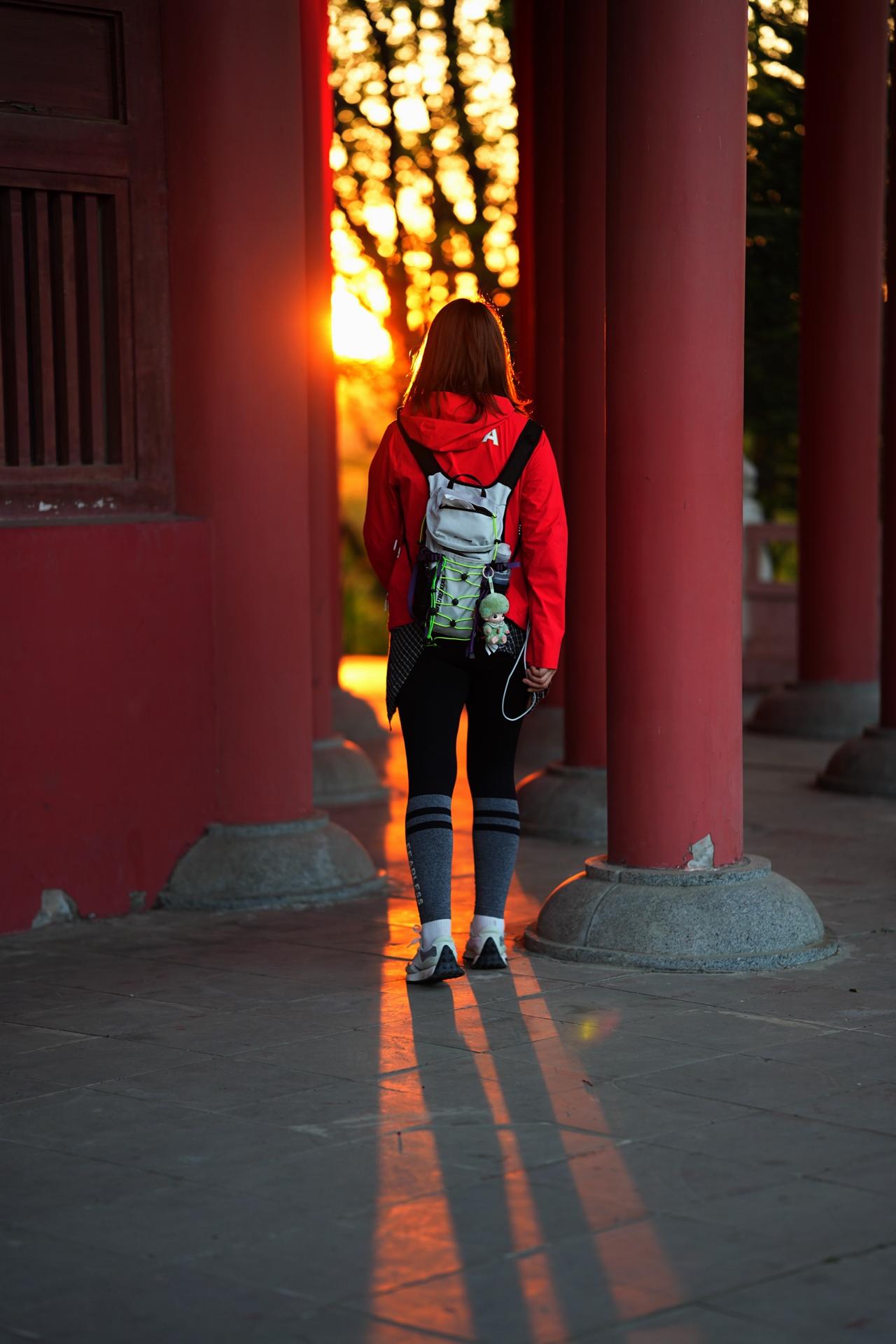 徒步女孩 走向户外 花海拍照