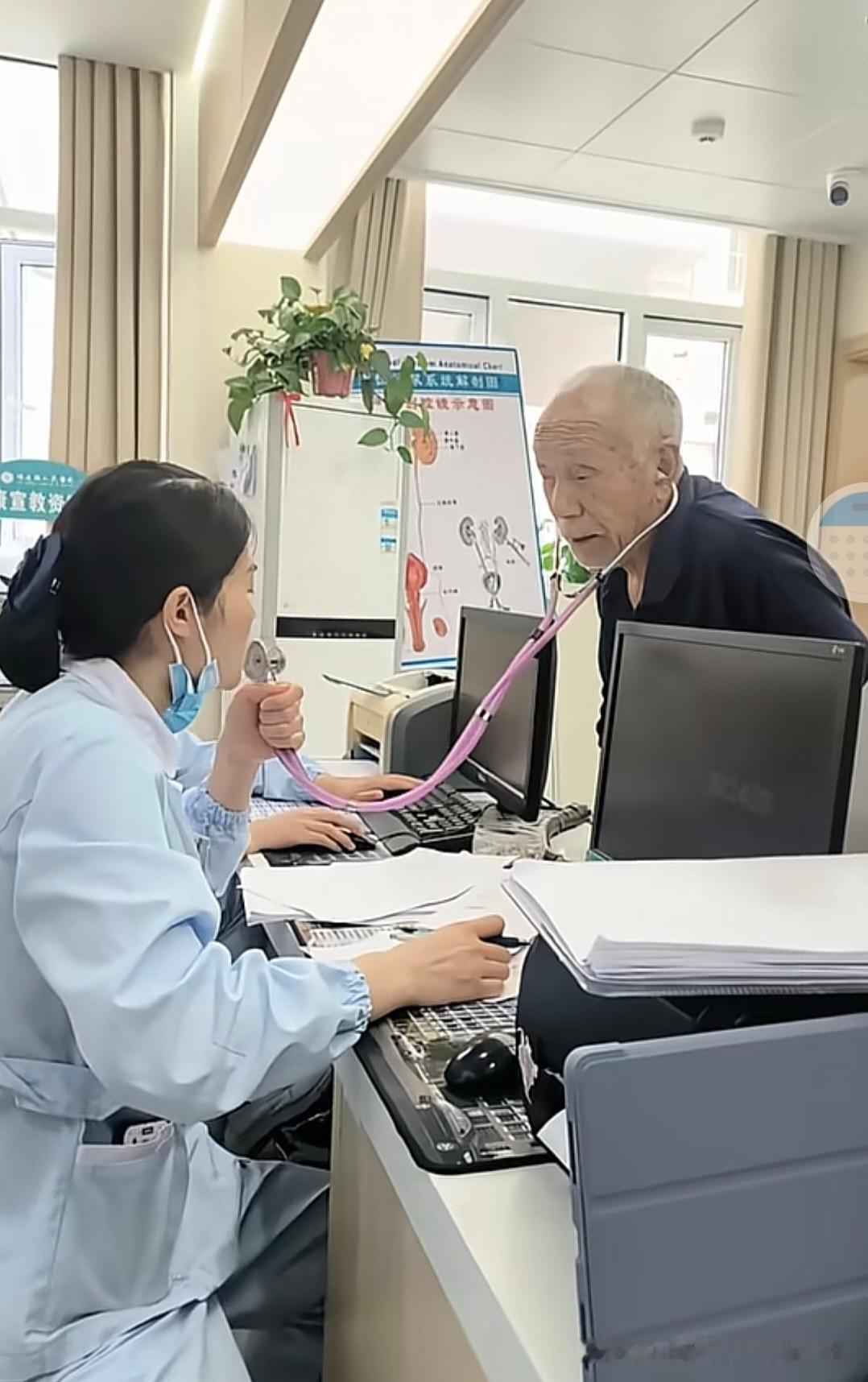 护士用听诊器和耳背的老人说话。真的是就地取材，效果显著。不过普通人和孩子们不要轻