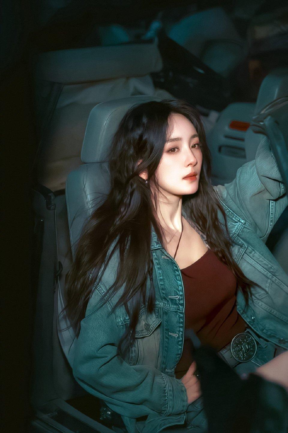 #杨幂[超话]#杨幂真的是什么风格都能驾驭得住，泛黄的笔记本记载着太多的故事，而