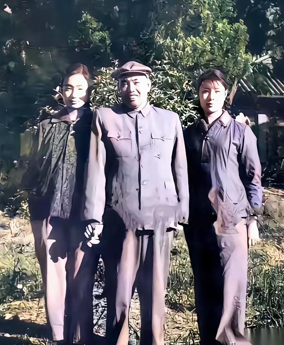 这是拍摄于60年代的南京，许世友将军年过五旬，精神状态依旧满分。

致敬护国之重