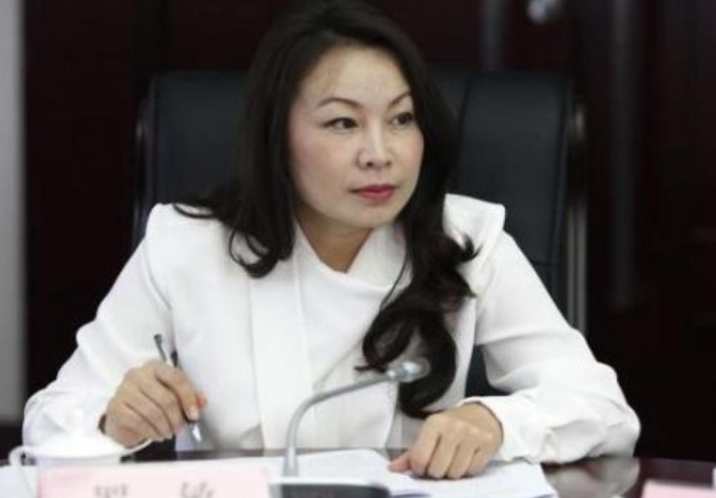两个女人，一个从部队转业到财政厅，与年长自己十岁的主管领导长期保持不正当性关系，
