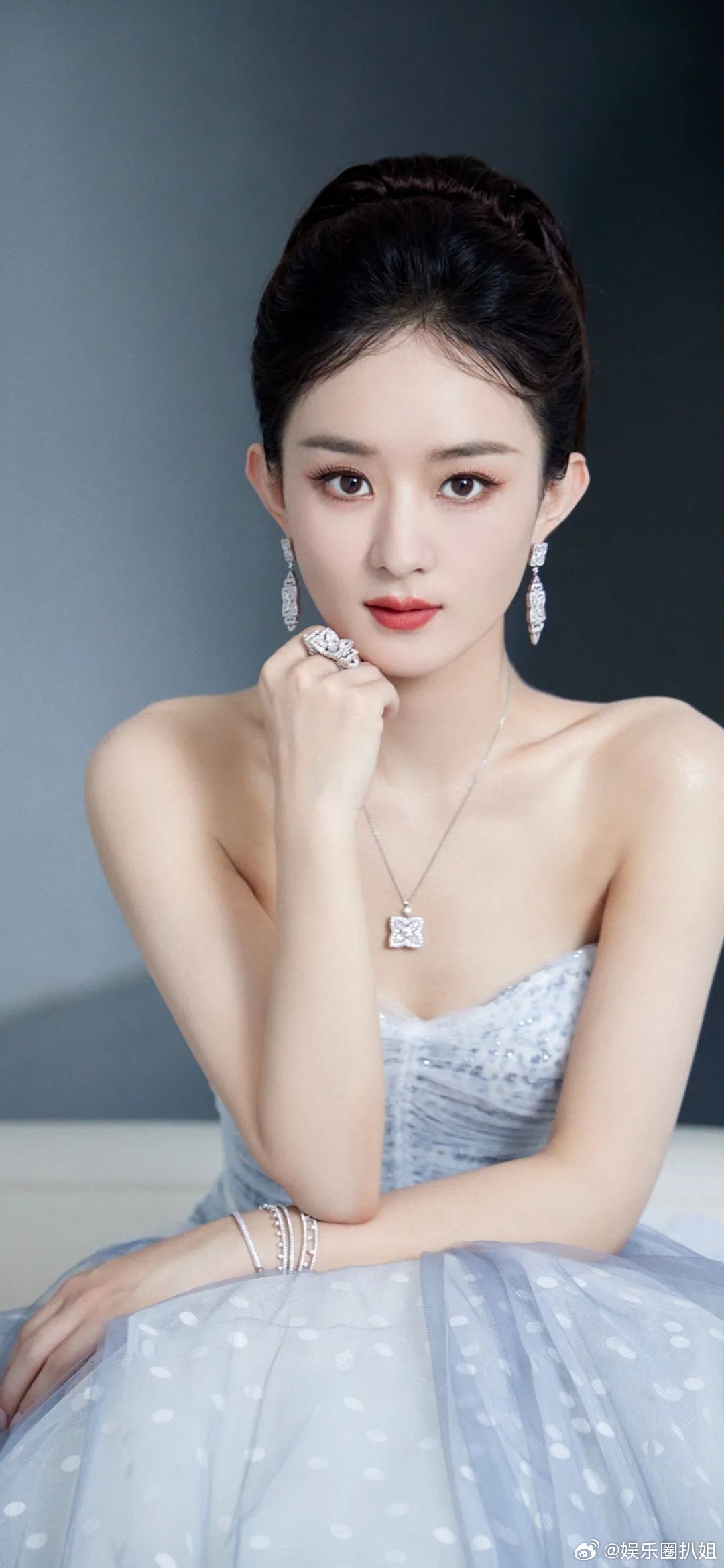 杨幂赵丽颖 白玉兰白玉兰星光璀璨，杨幂赵丽颖同台绽放。各凭作品，各展风华，实力与