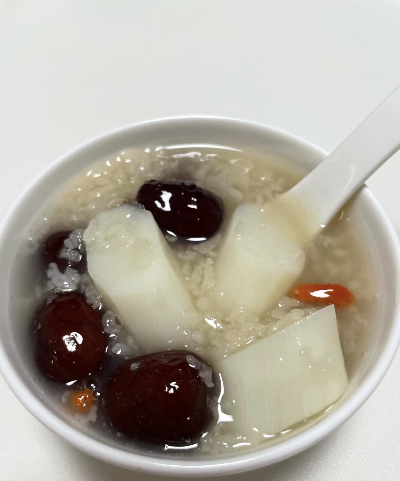 老年人吃大枣有哪些好处？大枣具有：补中益气、养血安神、健脾益胃的功效。老年人适量