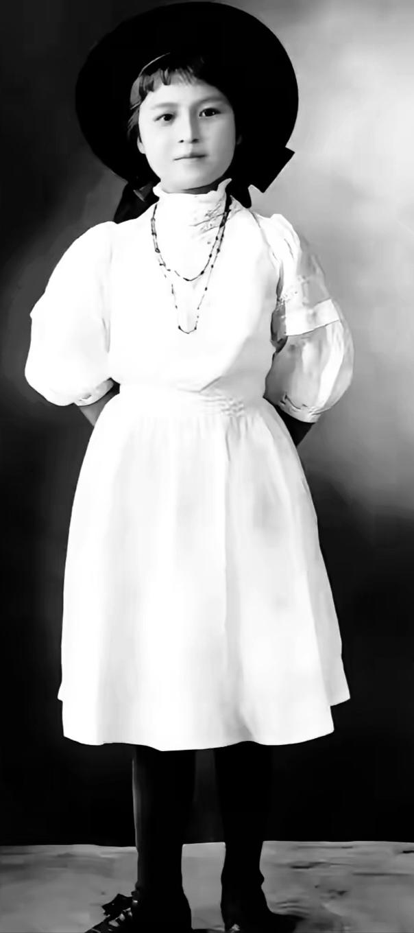 1907年，上海，小宋美龄十岁，白泡泡袖裙配黑礼帽、黑长袜，洋气得像西洋小贵族。