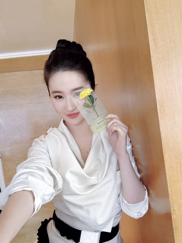 #刘亦菲荡领短裙#  刘亦菲《#玫瑰的故事# 》开片会造型有！荡领短裙造型好有知