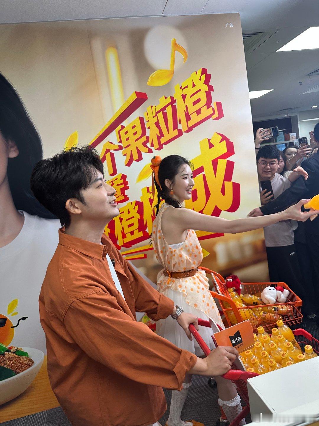 赶着吃饭的路上被王玉雯加橙了别人扫楼逛工位，王玉雯直接空降赶饭现场，给打工人专属