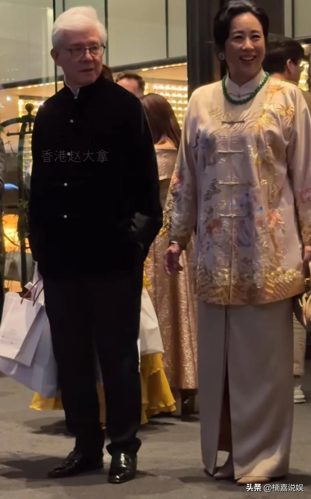 到底是谁在说他们离了啊？这不瞎说嘛，他们感情好着呢！
朱玲玲和老公罗康瑞，一起出