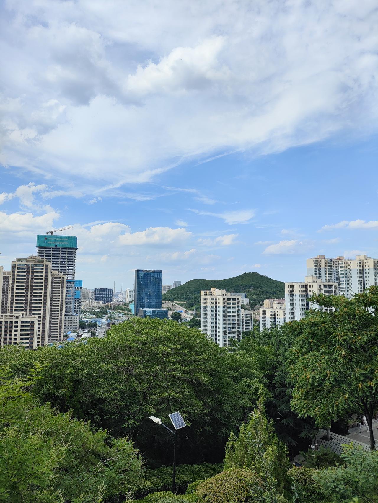 济南燕翅山之顶，简直是个宝藏打卡地。站在山顶，蓝天白云仿佛触手可及，那景色叫一个