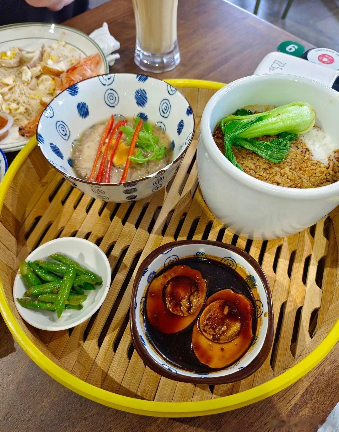 又到了午餐时间，愿热气腾腾的饭菜驱散忙碌与疲惫，把生活的烟火气和小确幸一并收入心