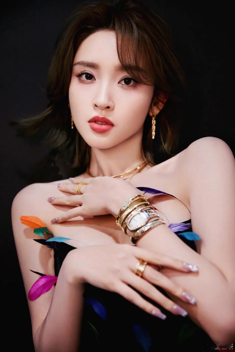 唐艺昕美图分享，五官精致，妩媚优雅