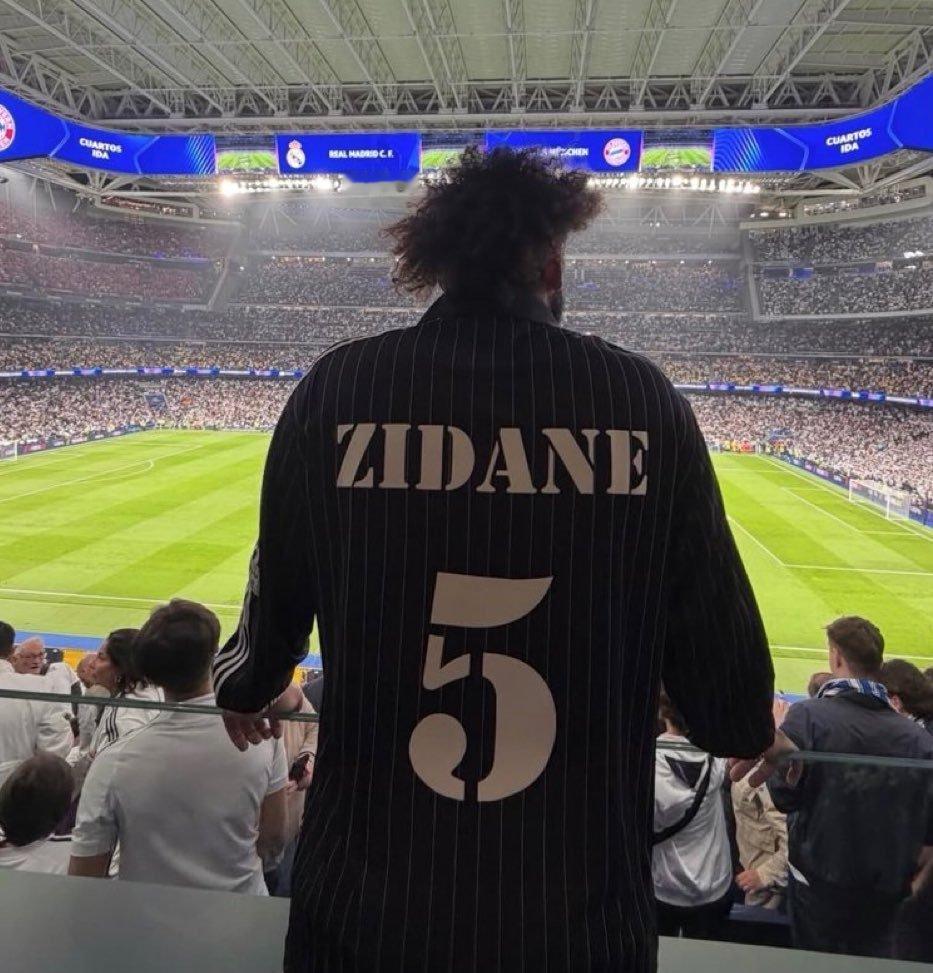 皇马 马塞洛身穿齐达内的球衣观赛🤍 