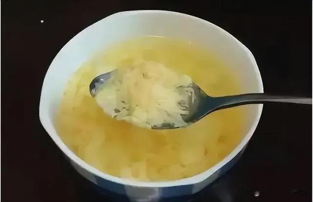 开水冲鸡蛋滴香油，坚持喝，身体会咋样？消化科主任说出答案

在繁忙的现代生活中，