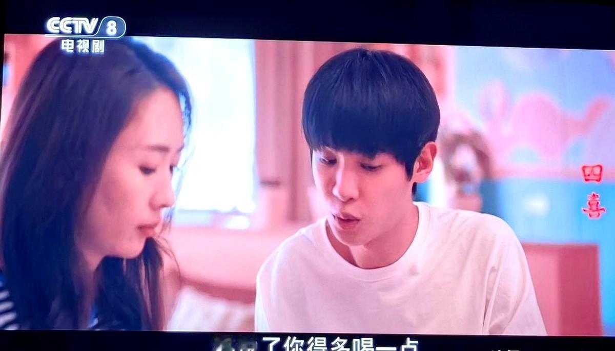 追《四喜》的观众，是不是都被黄明昊演的沈明辉气到牙痒？20多岁还赖在高中，对着姐