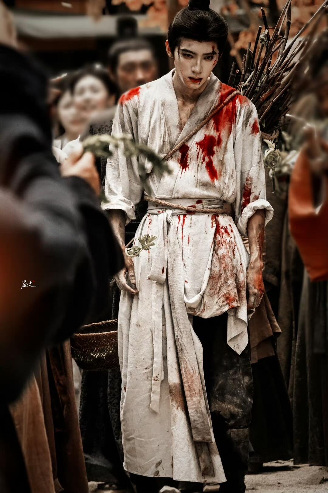 周翊然回应翘楚被打 破防了。粉丝心疼他被打，他轻飘飘一句“淡淡的”。这心态，不愧