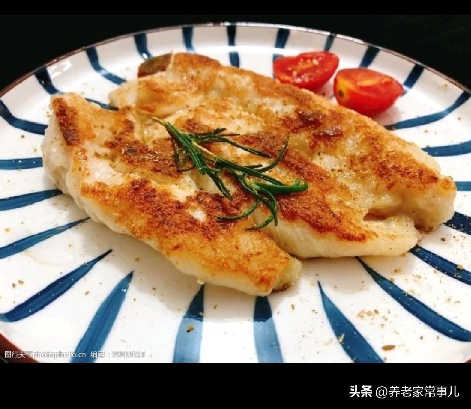 午餐最补蛋白的家常做法：香煎鸡胸肉
 
1. 鸡胸肉切片，用盐、生抽、料酒腌10