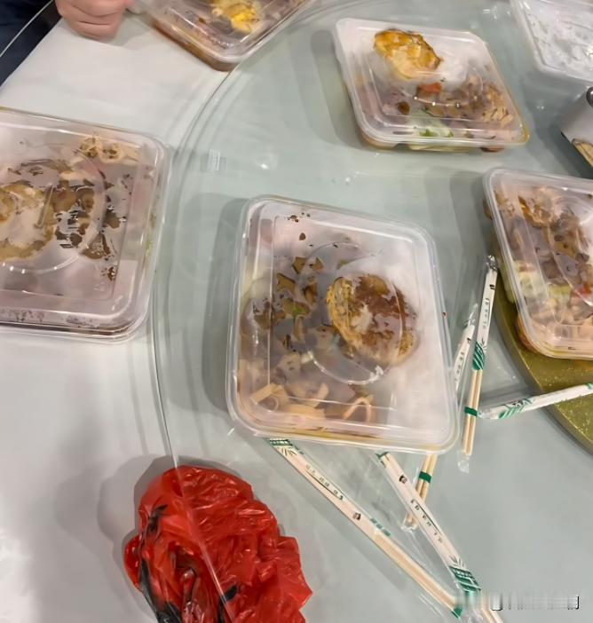 表弟结婚，我随礼2000，中午婚宴却是一份盒饭，我非常气愤，哪有婚宴请客人吃盒饭