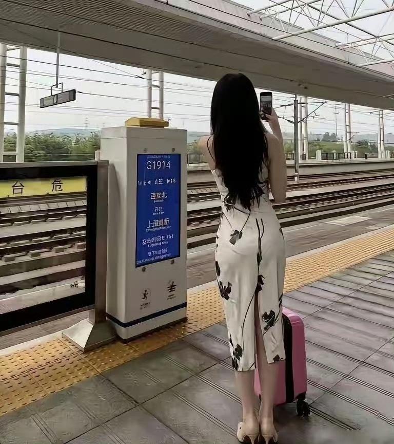 身材这么好的美女，颜值已经不重要了吧？