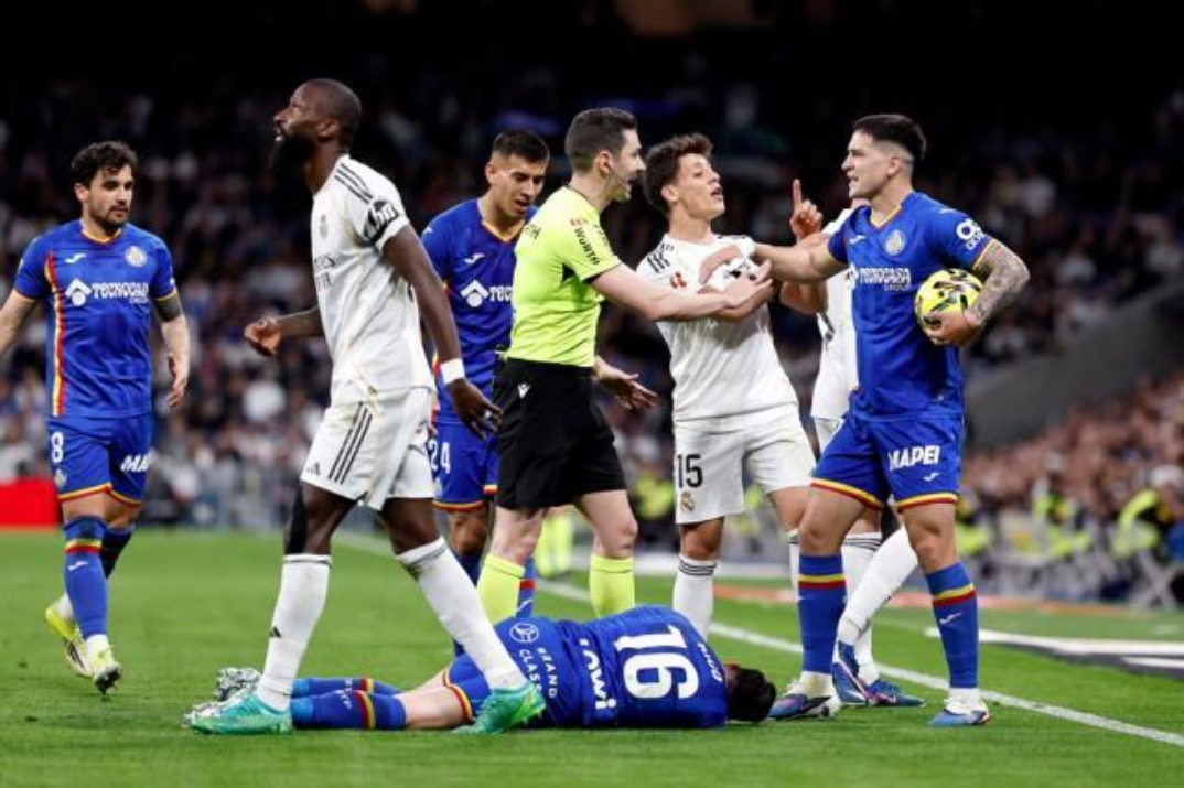 伯纳乌的嘘声震耳欲聋。主场0比1不敌“小弟”赫塔费，皇马吃到联赛2连败，在积分榜