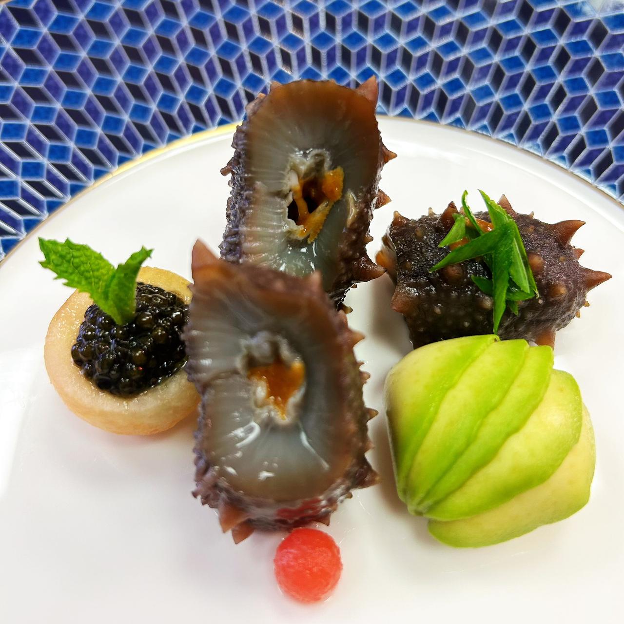 食客可提前一天预约臻宝中餐厅造味集追鲟之旅套餐，包括八道精心打造的佳肴（川味自发