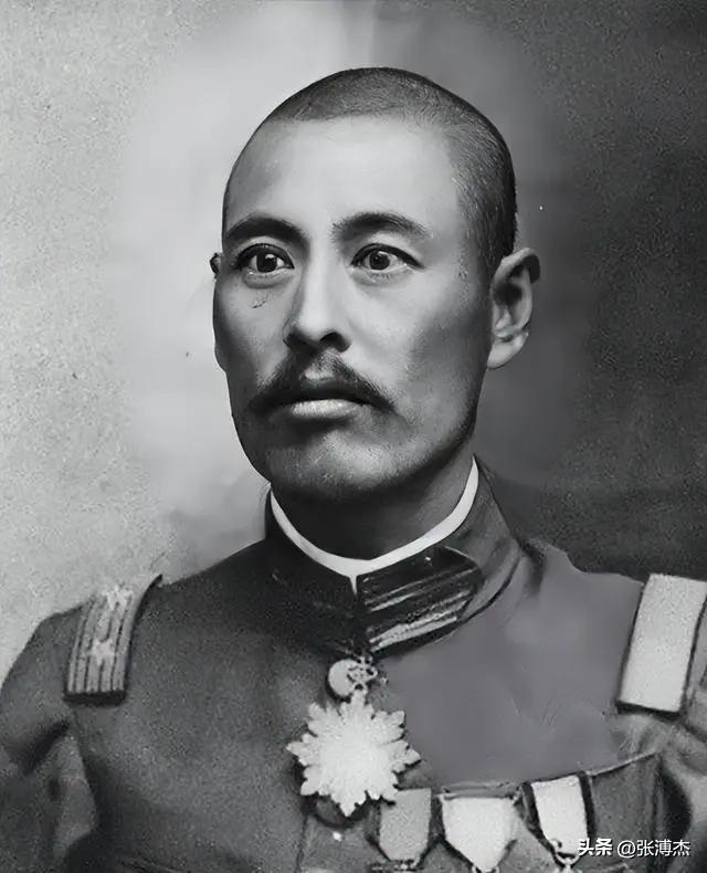 1929年，张佩兰一脸焦急地拽住一名丫鬟，突然决定将她推进丈夫吴佩孚的房间，哭着
