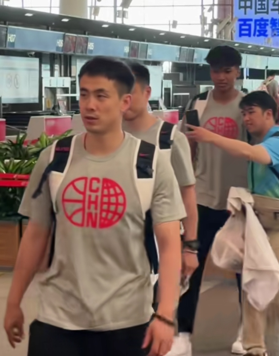 中国男篮热身赛出发长沙。球迷朋友应该看到赵继伟身后的高诗岩。高诗岩用自己行动证明