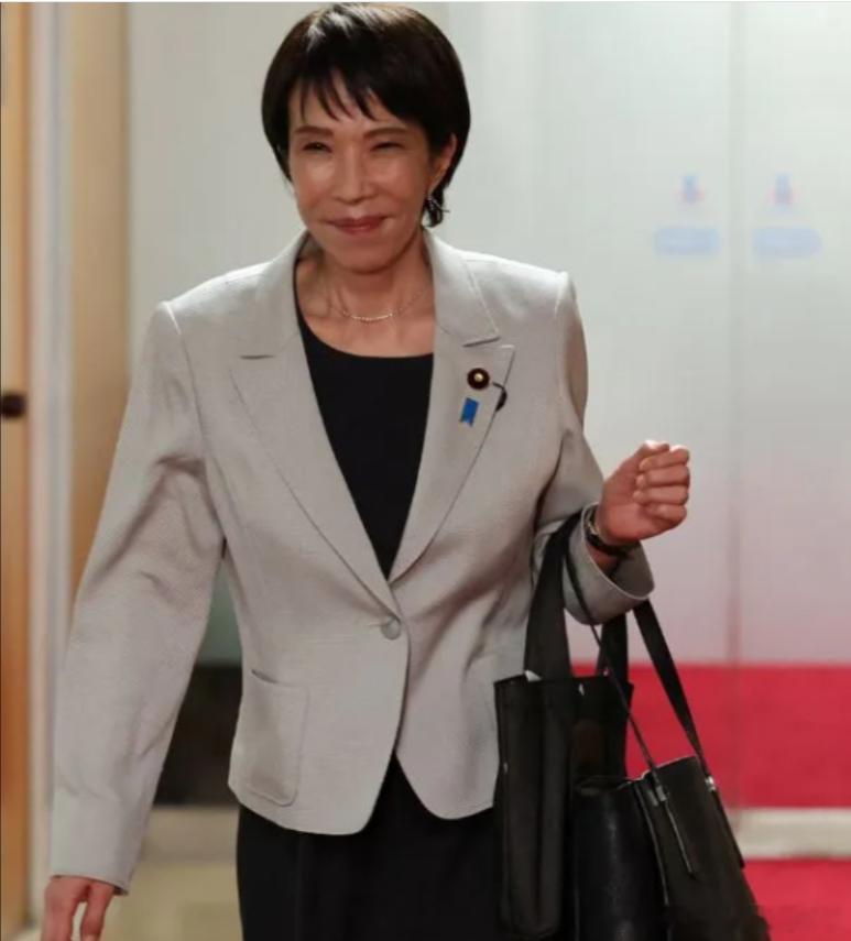 【黄金时代】续前文，高市早苗特辑之二高市早苗抵达G20峰会时所穿的衣服，看起来和