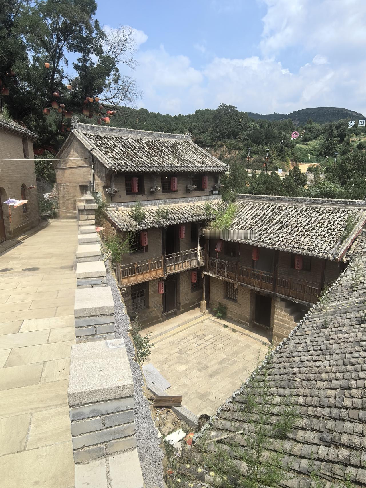 往山西晋城市湘峪古堡行进的途中，距古堡四五公里的沁水县郑村镇半峪村内，藏着一处名