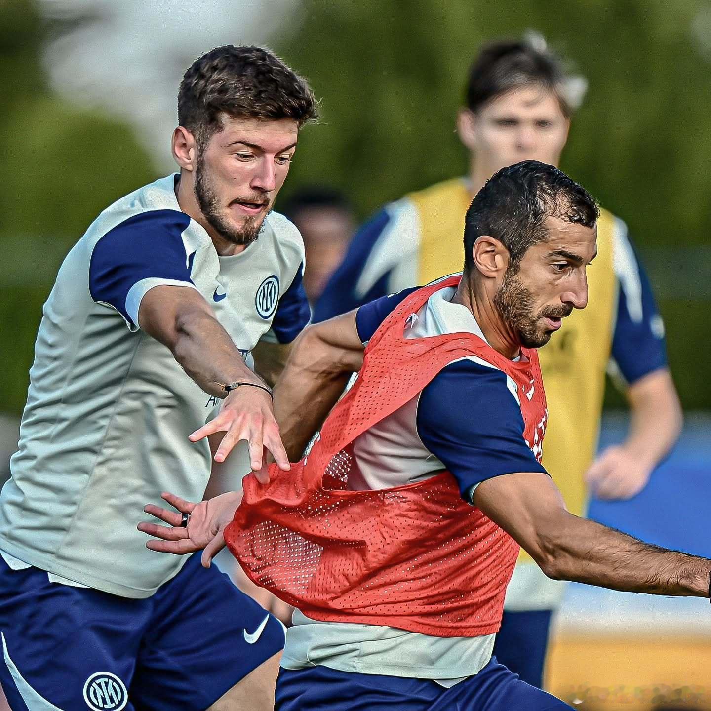 天空体育：国际米兰本场比赛的左中前卫主力球员将会是苏西奇，姆希塔良替补。国际米兰