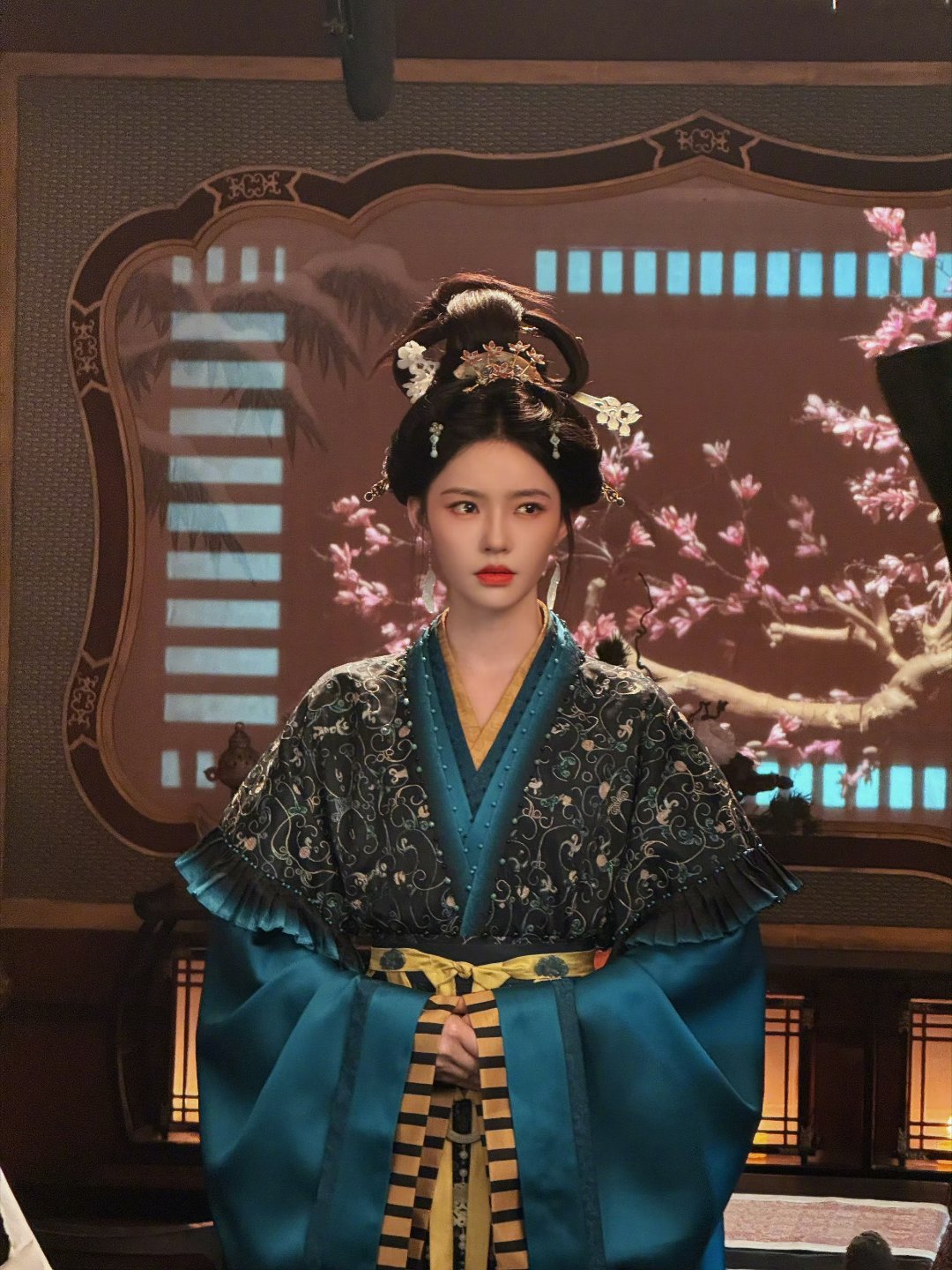 可爱小宝林允在剧组也要吃好喝好，快乐过年期待大家用心打磨的新剧～ 