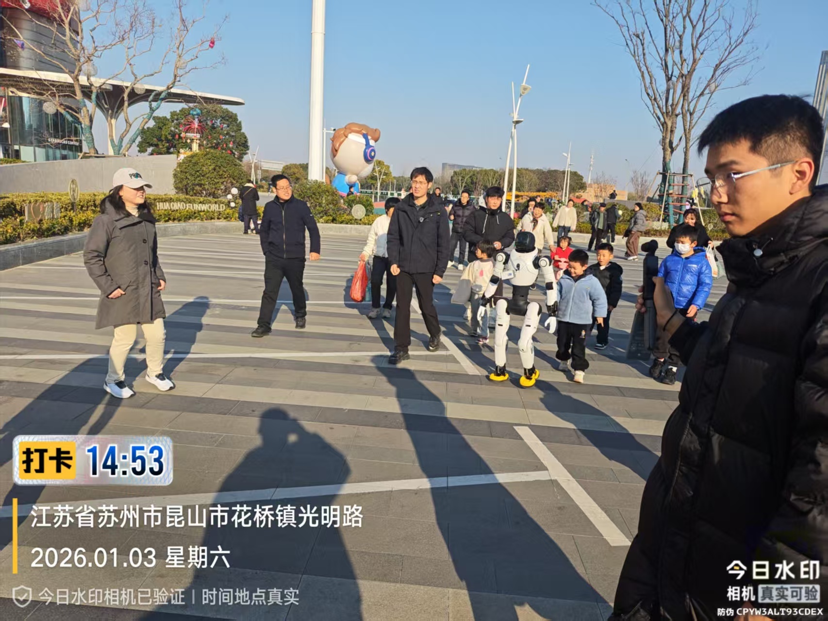 今天我在中国第一县昆山做了一次社会实践，我带着人形机器人逛街逛商场，也没有定什么