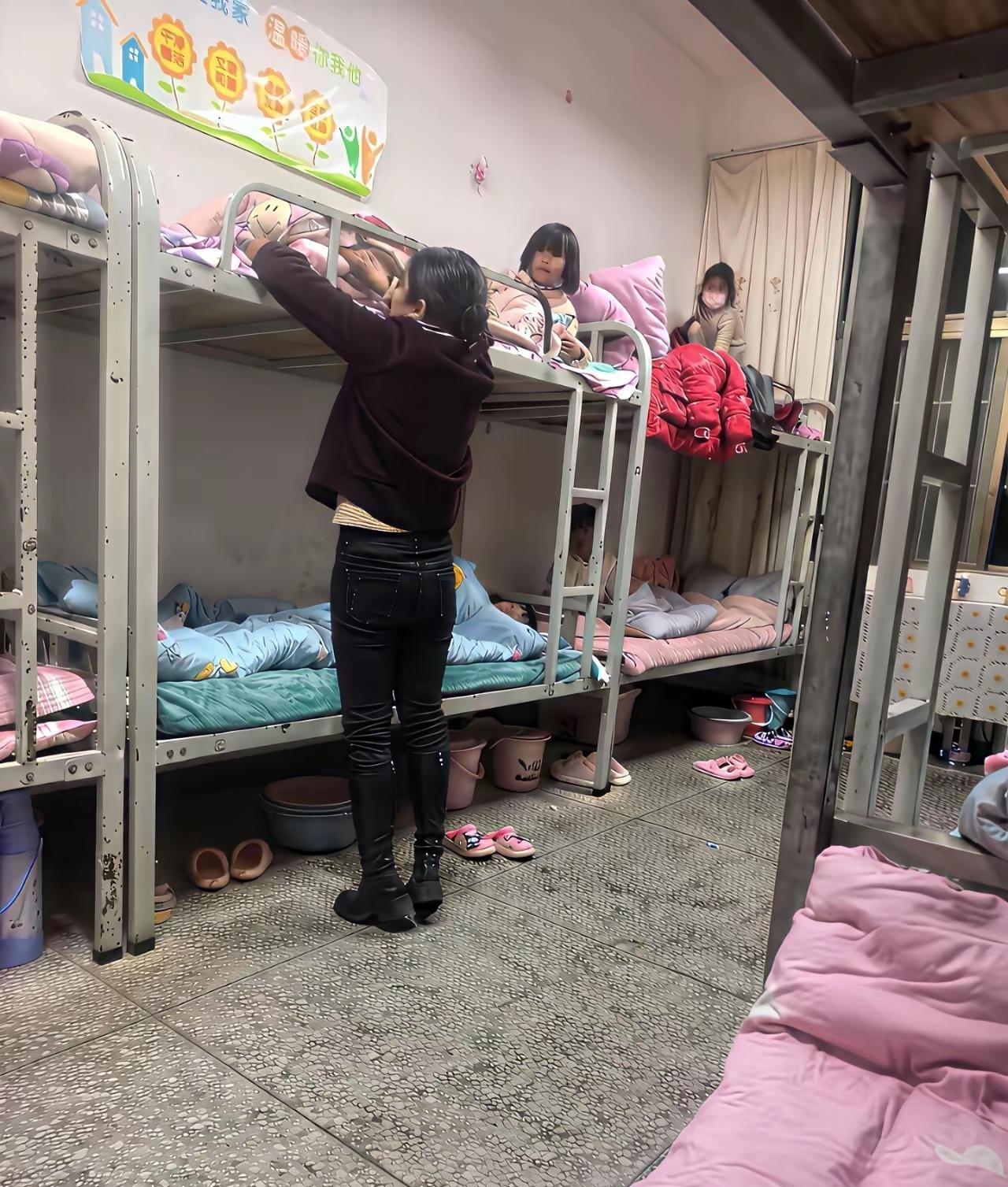 真的不好，真的，
陪伴才是最好的教育！
这么小就孤独的住校，
心疼孩子…