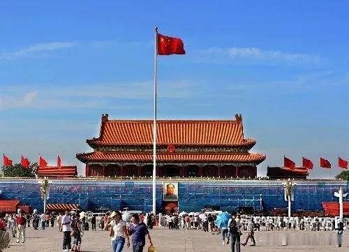 我的祖国

一条大河波浪宽
风吹稻花香两岸
我家就在岸上住
听惯了艄公的号子
看