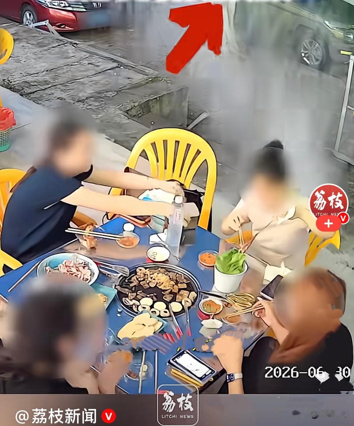 近日。广东东莞几位小姐姐晚上在街边露天吃烤肉，开开心心聚餐，烤肉滋滋冒油，本来氛