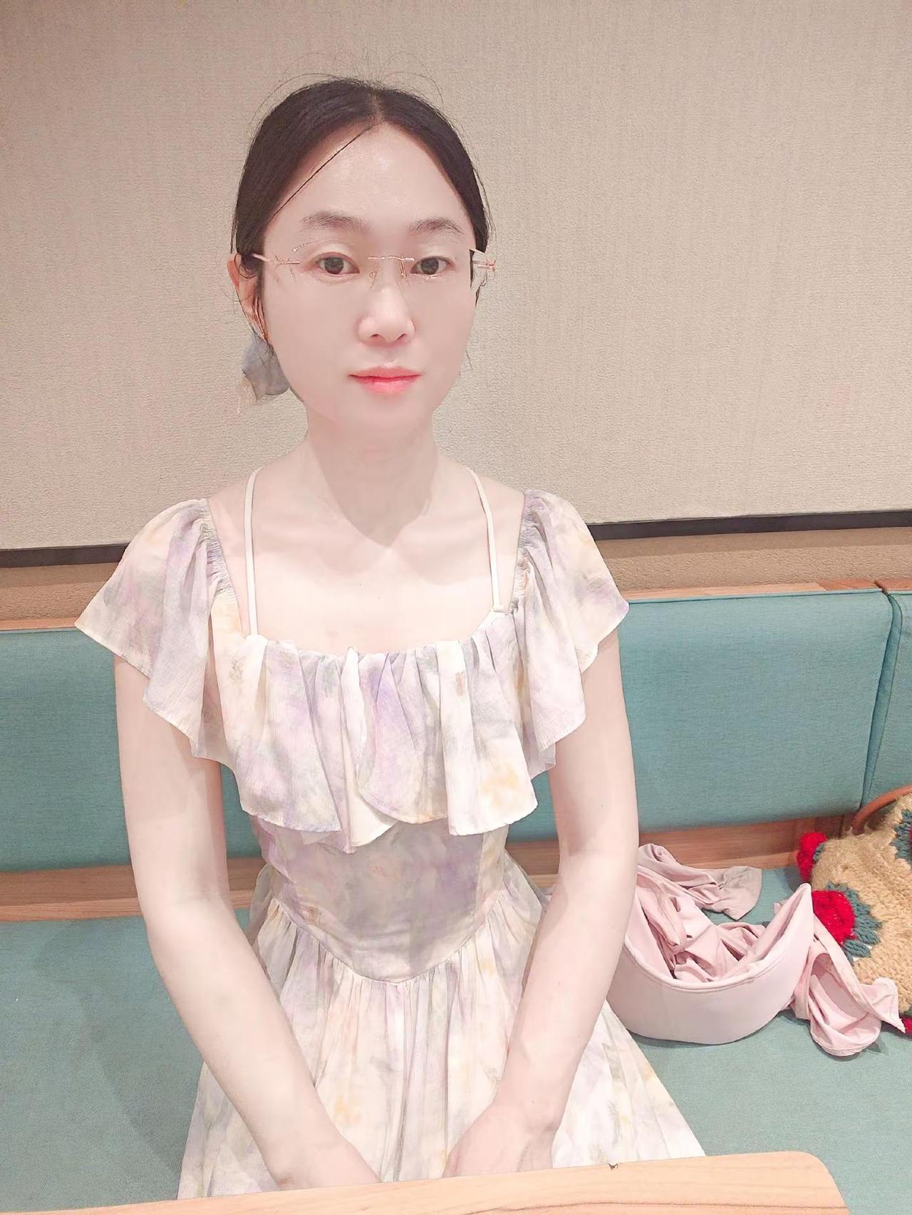 今日份仍然要开心，自由万岁。你说爱像云，要自在飘浮才美丽。少女感ootd