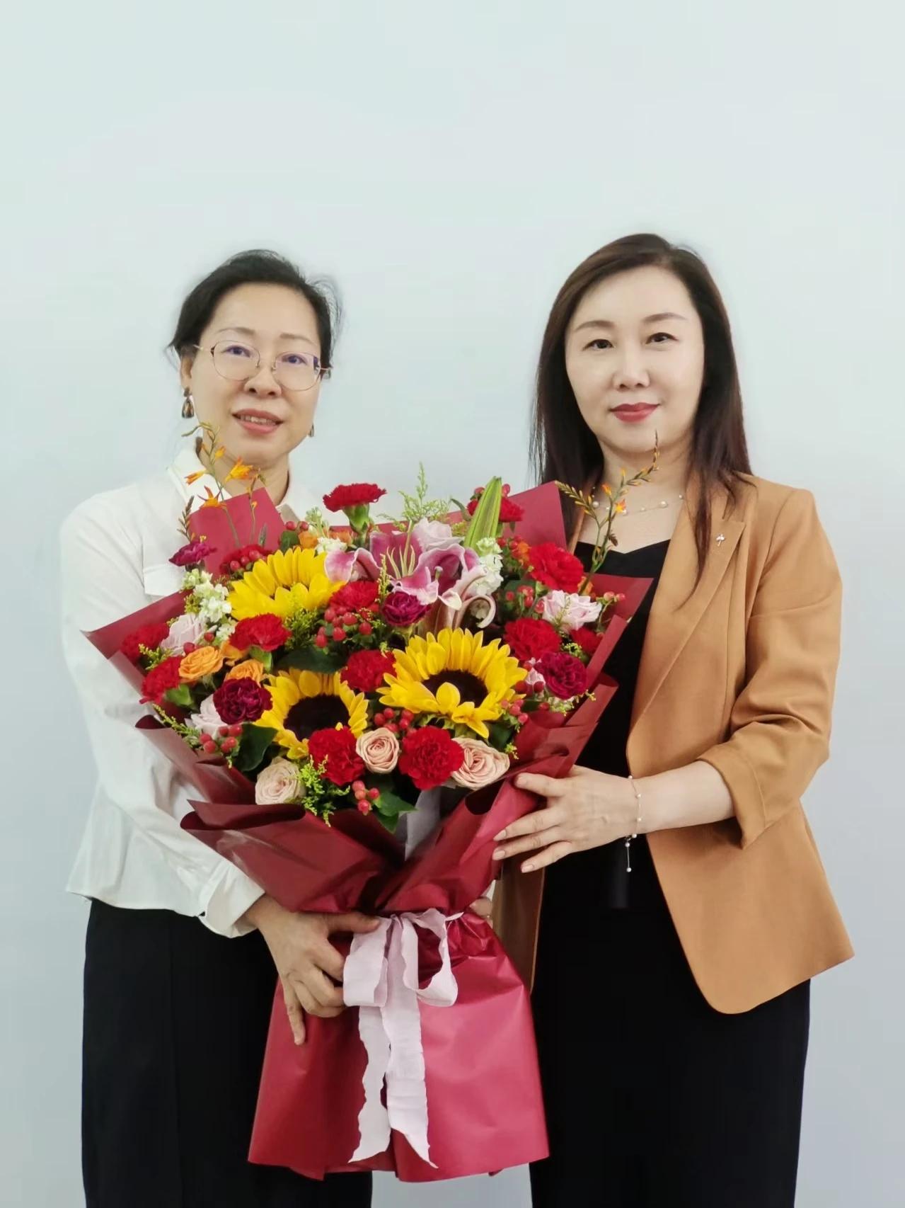 包头市教育局领导胡彦玲慰问八十一中初宏老师
​        在第42个教师节即