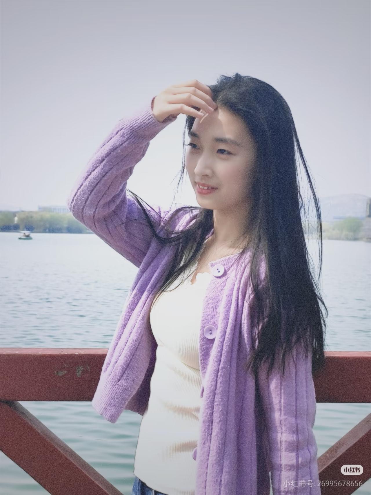 紫衣拂面风，水边倚栏思。