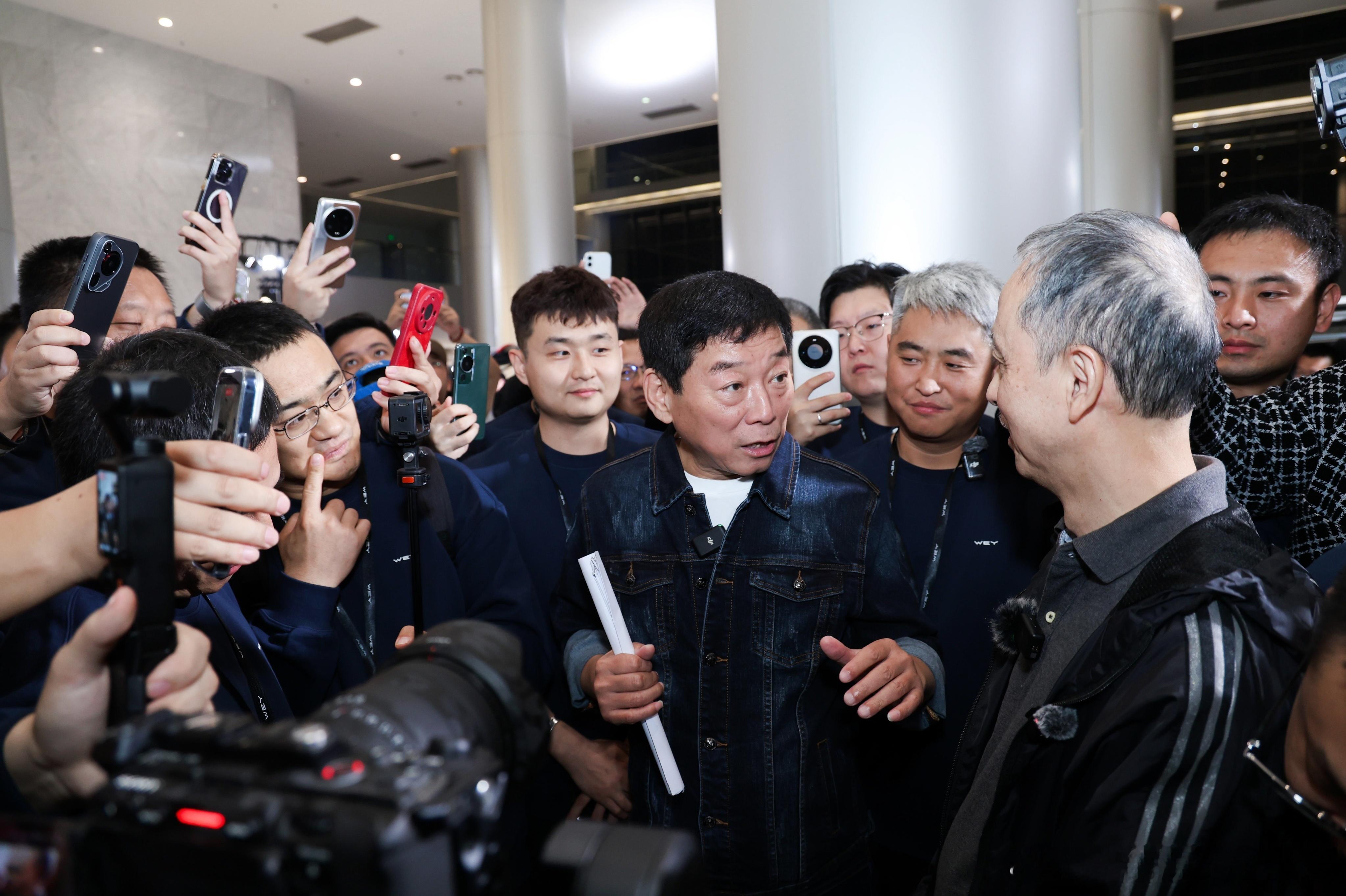 魏建军称服务用户没有完成时今晚高山7上市发布会现场，魏建军跟等车用户说了说心里话