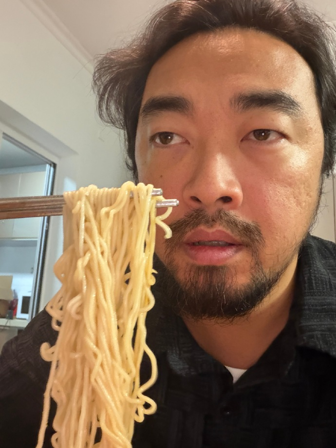 前两天看峰哥切片说，他在股市上的 500 万可以比作一套 500 万的房子，每天