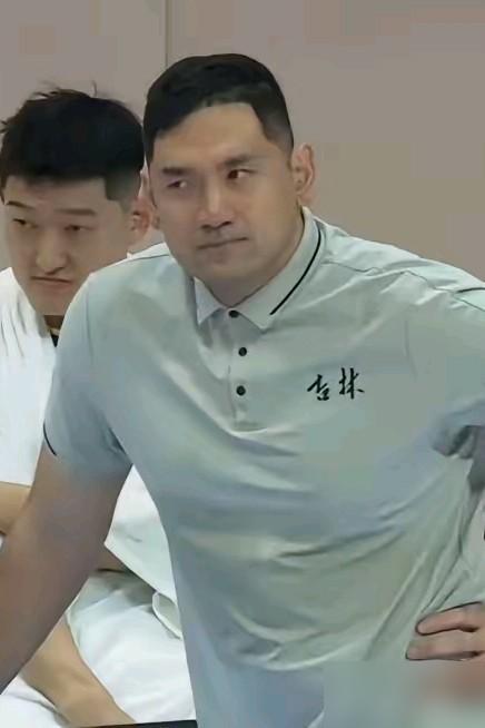 吉林主教练钟诚输急眼了，面色铁青，对辽宁主教练杨鸣相当不满意。这事儿说的是最近C