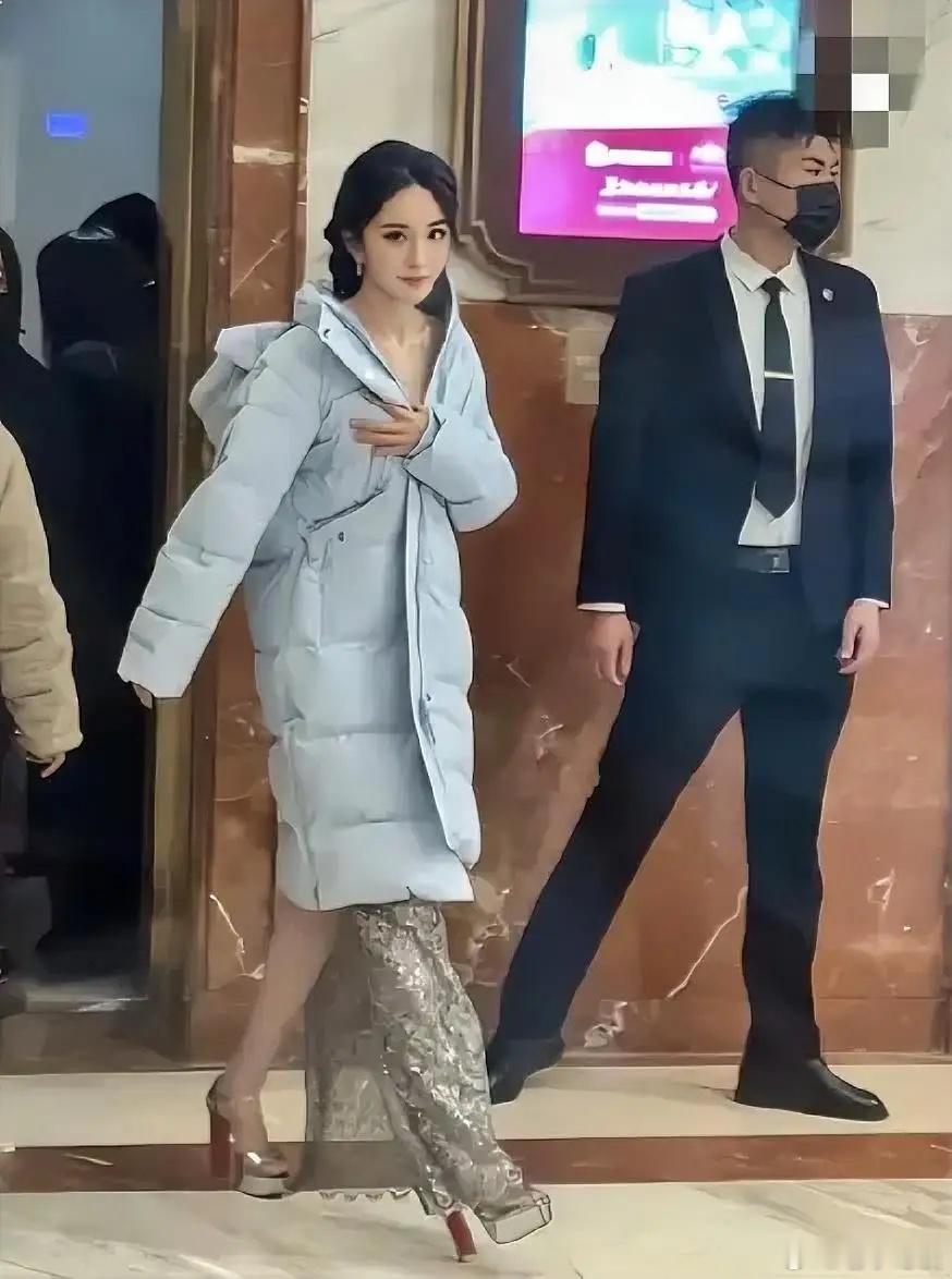 我上海的朋友偶遇杨幂后，直接颠覆了对她的认知，她给我说，网上都在说杨幂高冷不理人