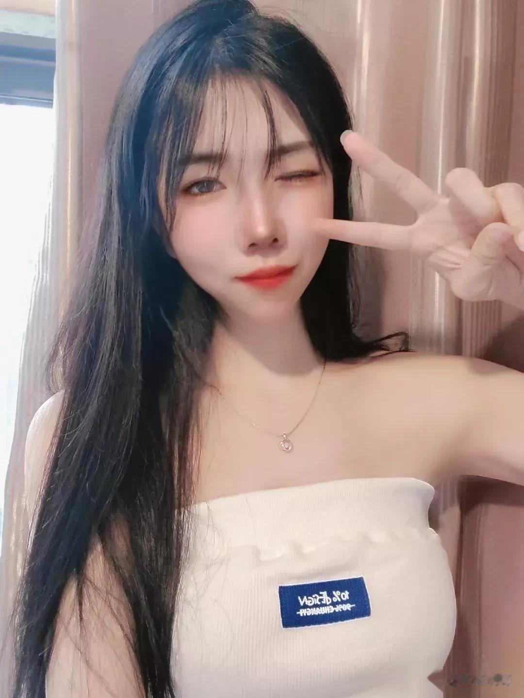 女生点了一道菜，男生却转身离开。由于女生在相亲约会时点了一份鹅肝，就被她的男友p
